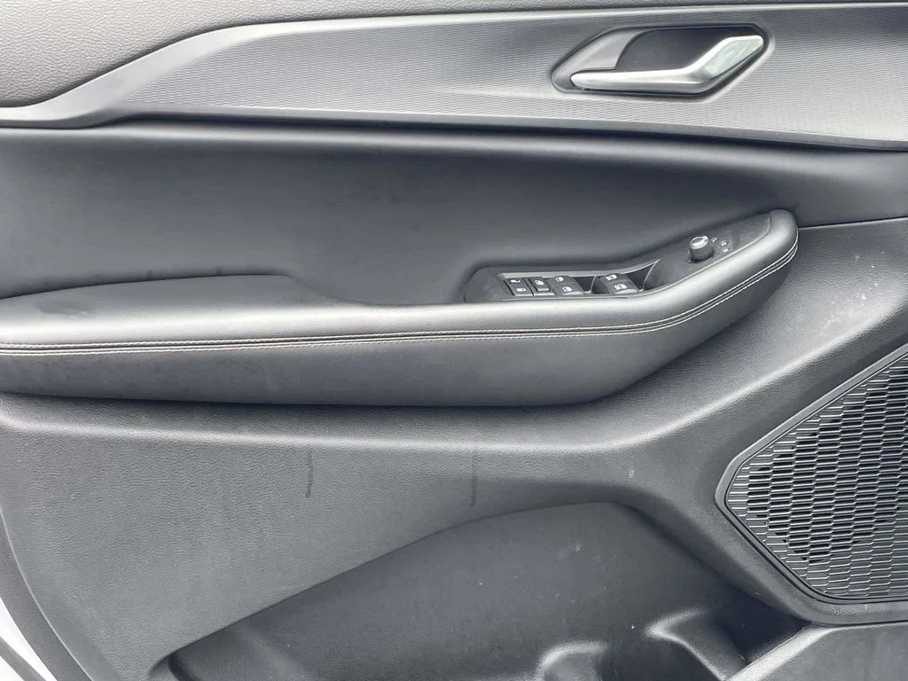 Used 2023 White Jeep Altitude image 24