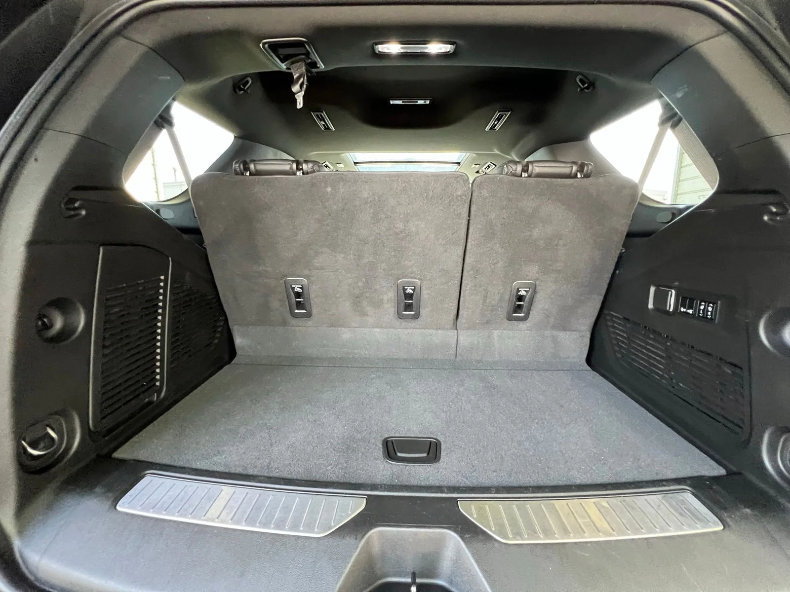 Used 2022 White Chevrolet RST image 7