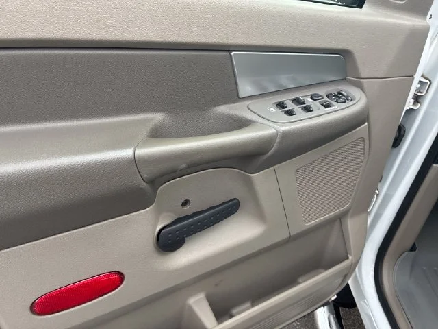 Used 2007 White Dodge SLT image 12