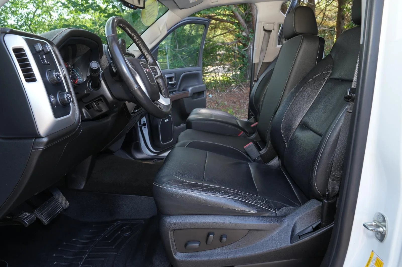 Used 2018 WHITE FROST TRICOAT GMC SLT image 18