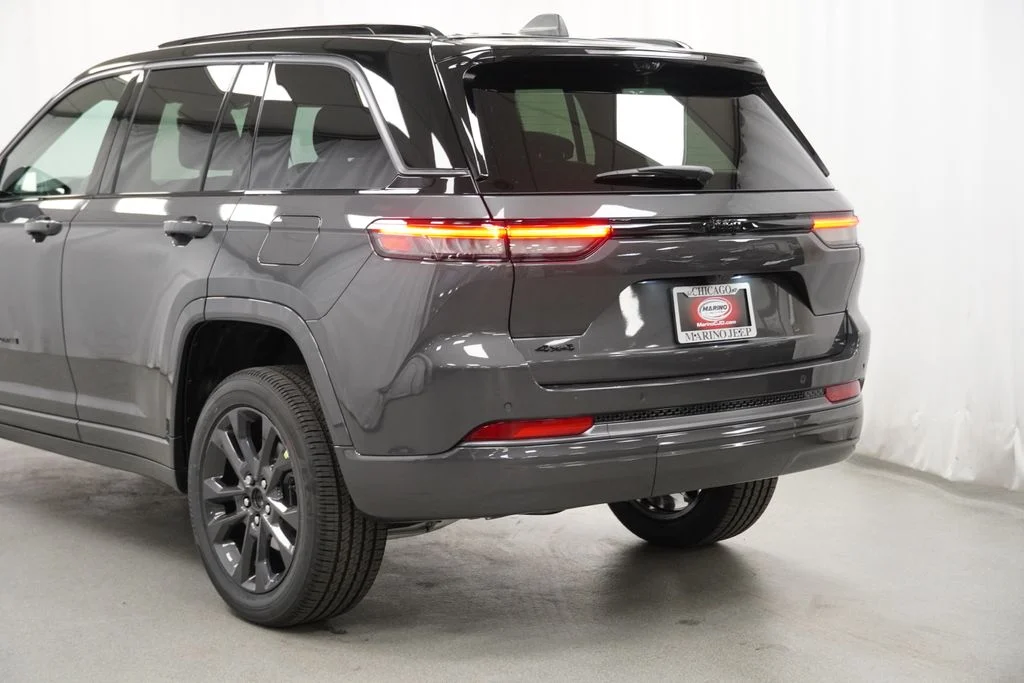 New 2026 Baltic Gray Metallic Clear-Coat Exterior Paint Jeep Limited Reserve image 12