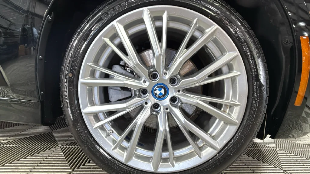 2024 BMW 3 Series 330e - Photo 34