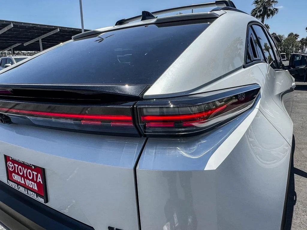 New 2026 Wind Chill Pearl <sup>1</sup> Toyota  SE image 8