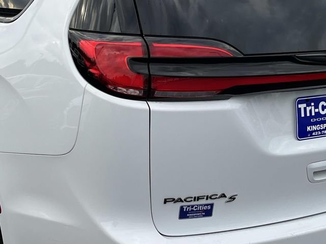 Used 2025 White Chrysler Limited image 5