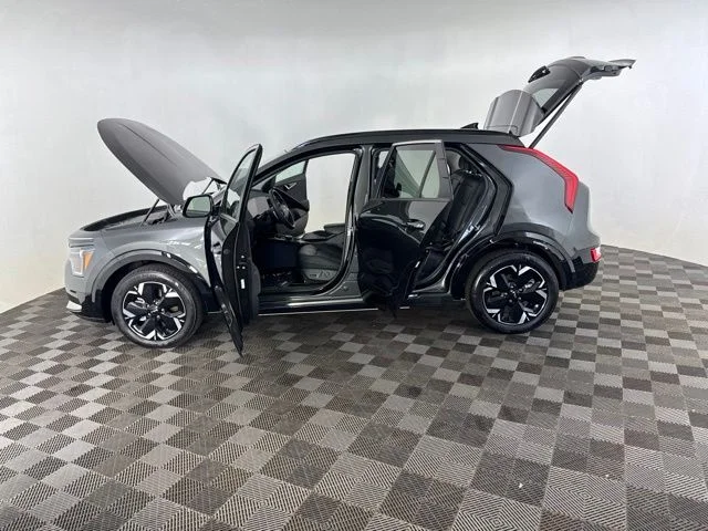 Used 2023 Gray Kia Wind image 11
