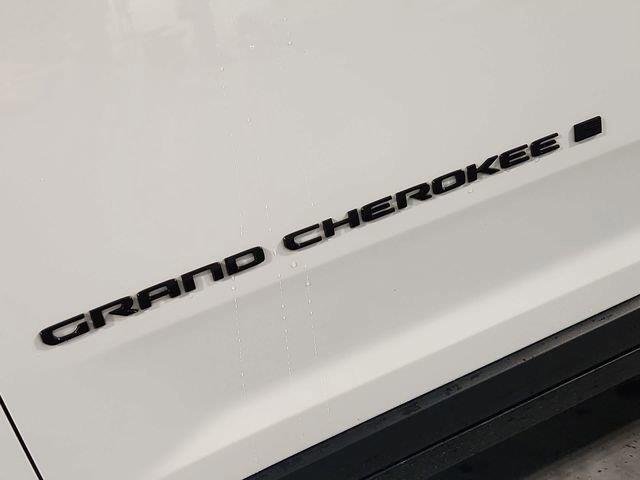 Used 2023 White Jeep Altitude image 31