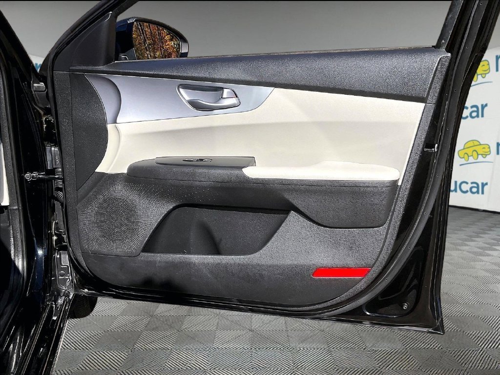 Used 2023 Black Kia LXS image 26