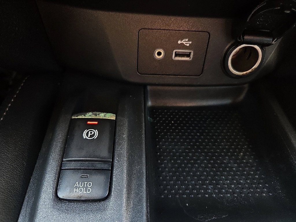 Used 2019 Silver Nissan SL image 18