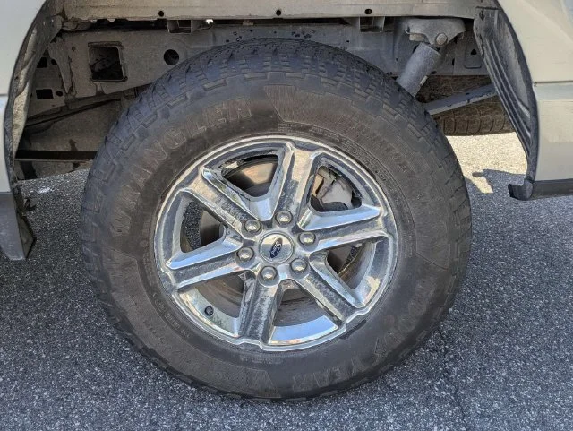 Used 2025 Silver Metallic Ford XLT image 9