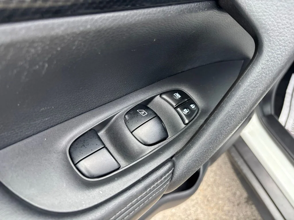 Used 2018 White Nissan SL image 17