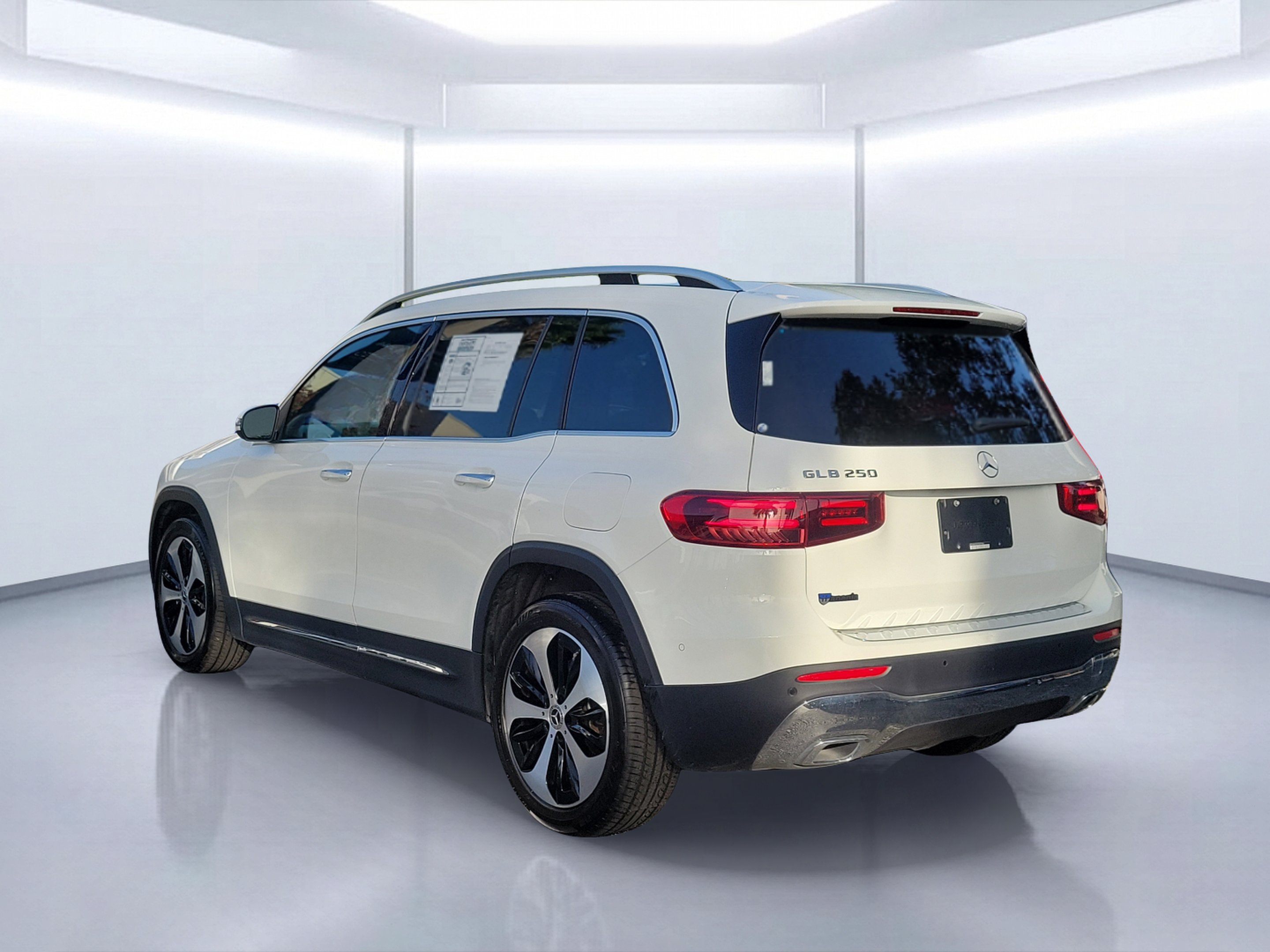 Used 2025 Polar White Mercedes-Benz GLB 250 image 3