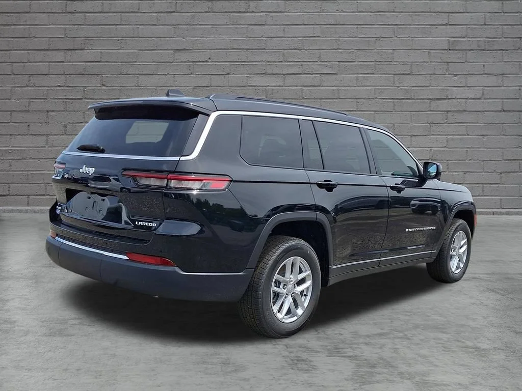 New 2026 Diamond Black Crystal Pearlcoat Jeep Laredo X image 8