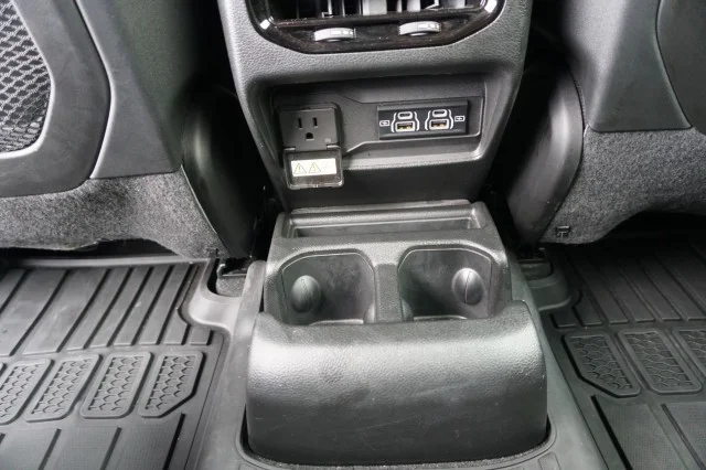 Used 2025  Jeep Laredo X image 23