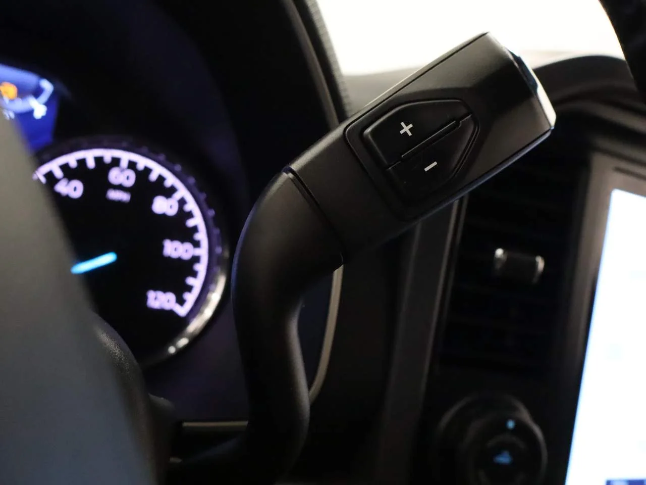 Used 2022 Oxford White Ford XLT Crew Cab image 9