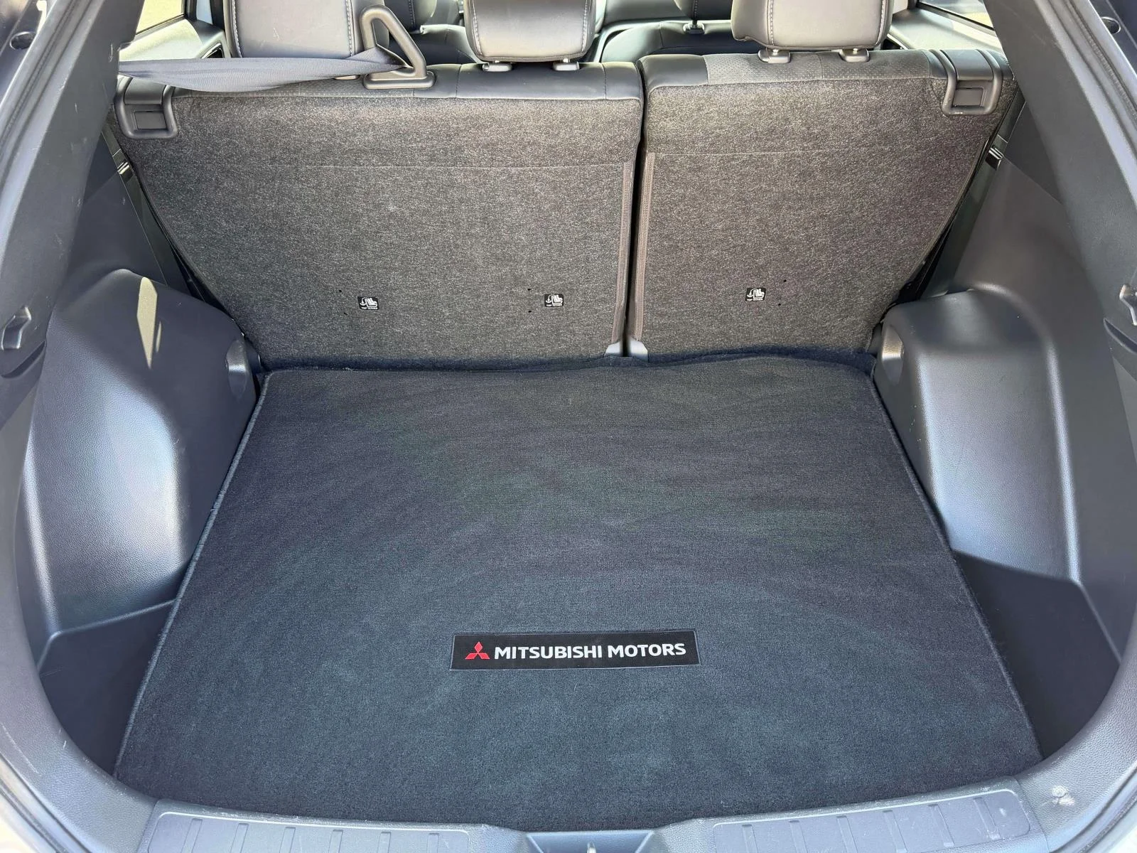 Used 2025 White Diamond Mitsubishi SE image 41