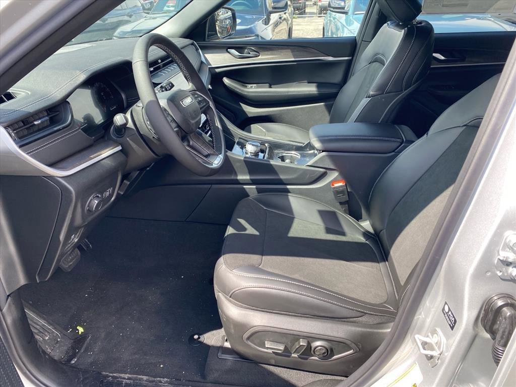 New 2026 Silver Zynith Exterior Paint Jeep Altitude image 5