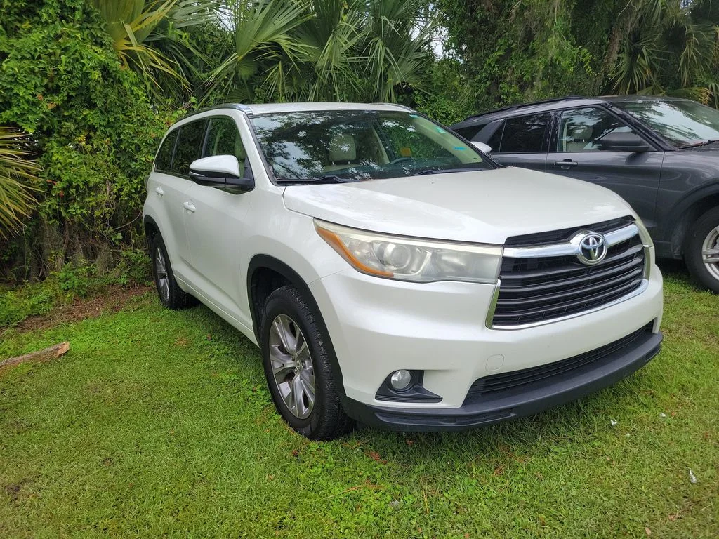 Used 2015 White Toyota XLE V6 image 11