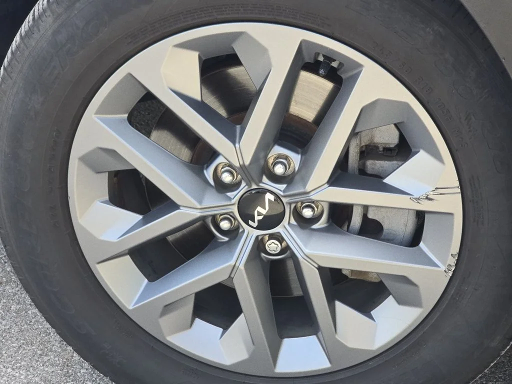 Used 2024 White Kia LX image 9