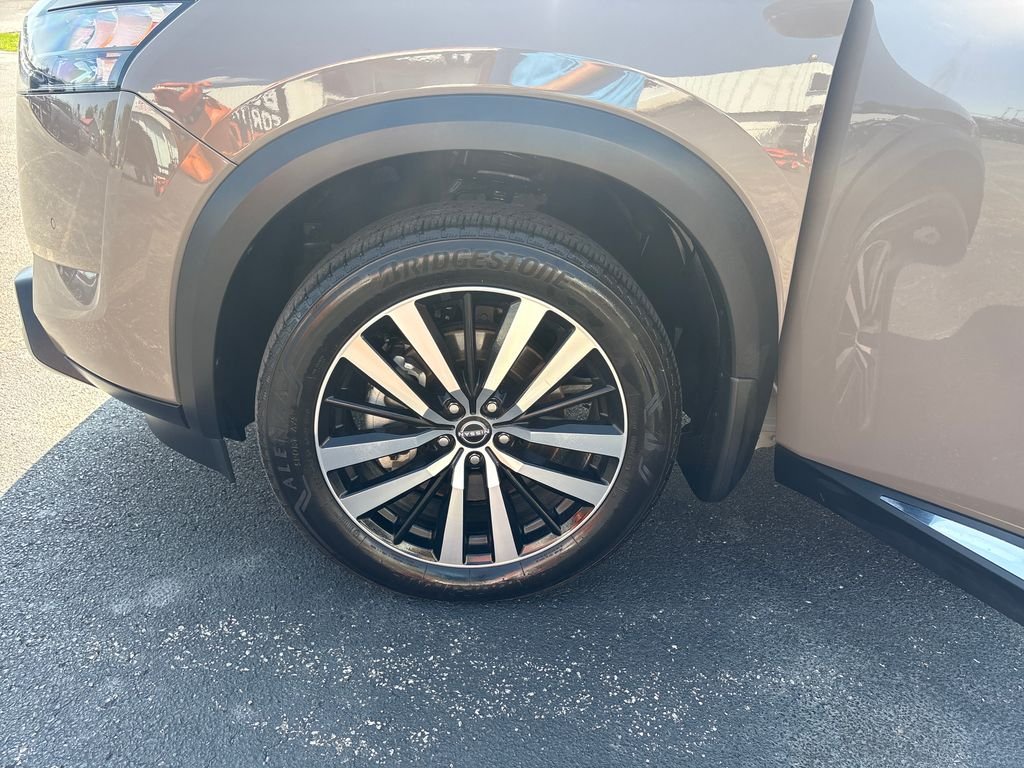 Used 2025 Beige Nissan Platinum image 10