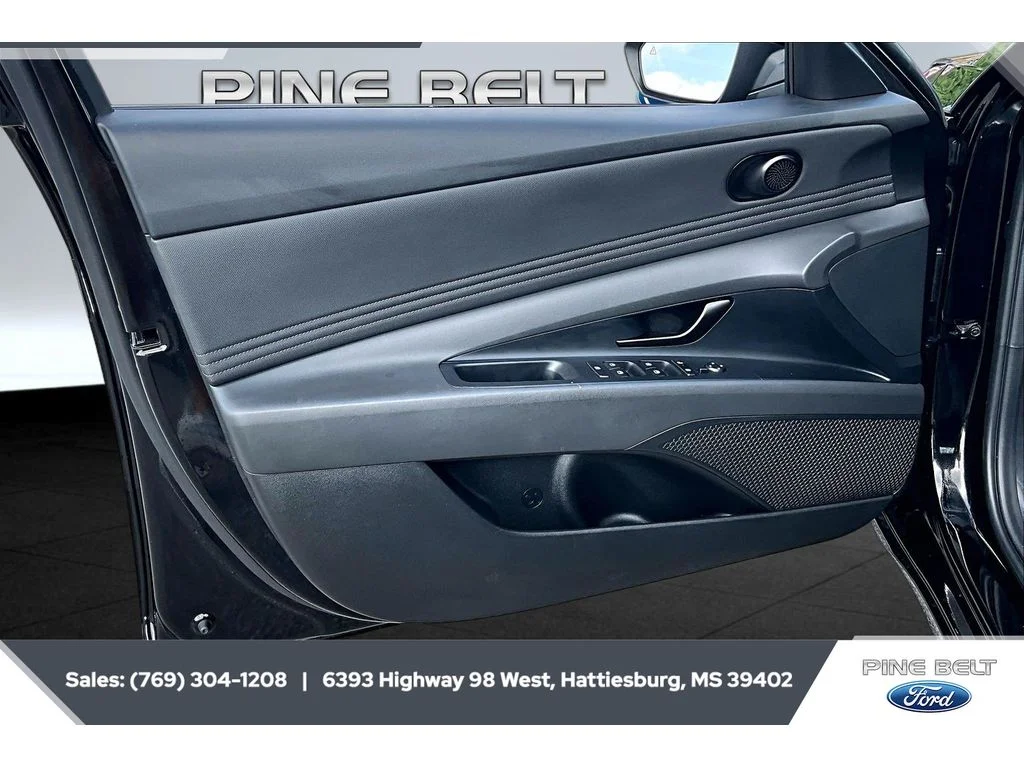 Used 2025 Abyss Black Hyundai SEL Sport image 17