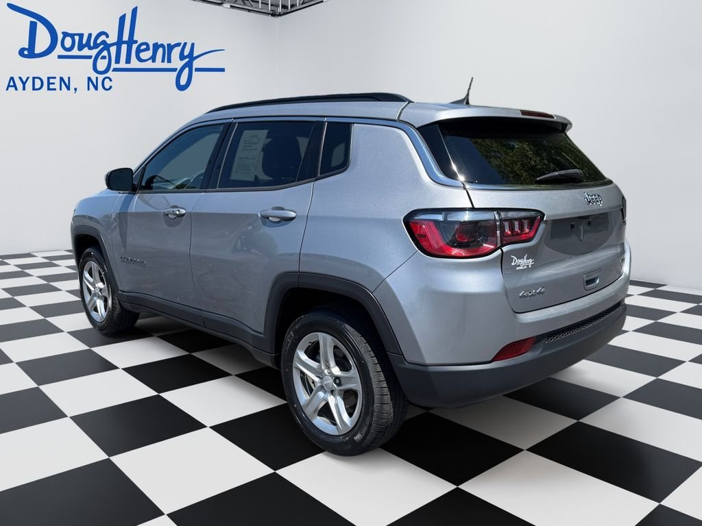 Used 2024  Jeep Latitude image 3
