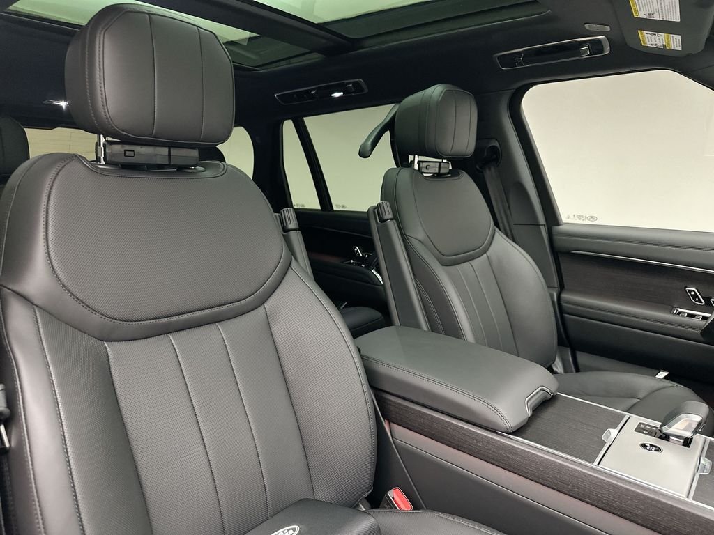 New 2026 Santorini Black Land Rover SE image 6