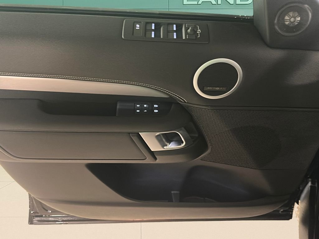 Used 2025 Santorini Black Metallic Land Rover Dynamic SE image 18