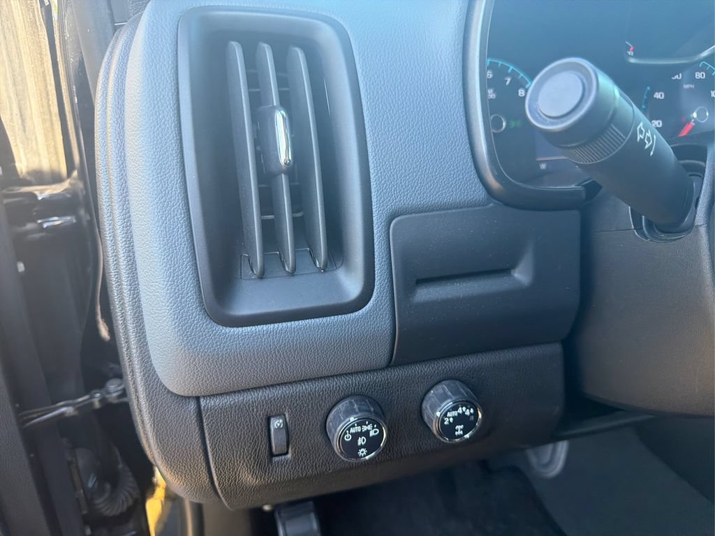 Used 2022 Black Chevrolet Z71 image 15