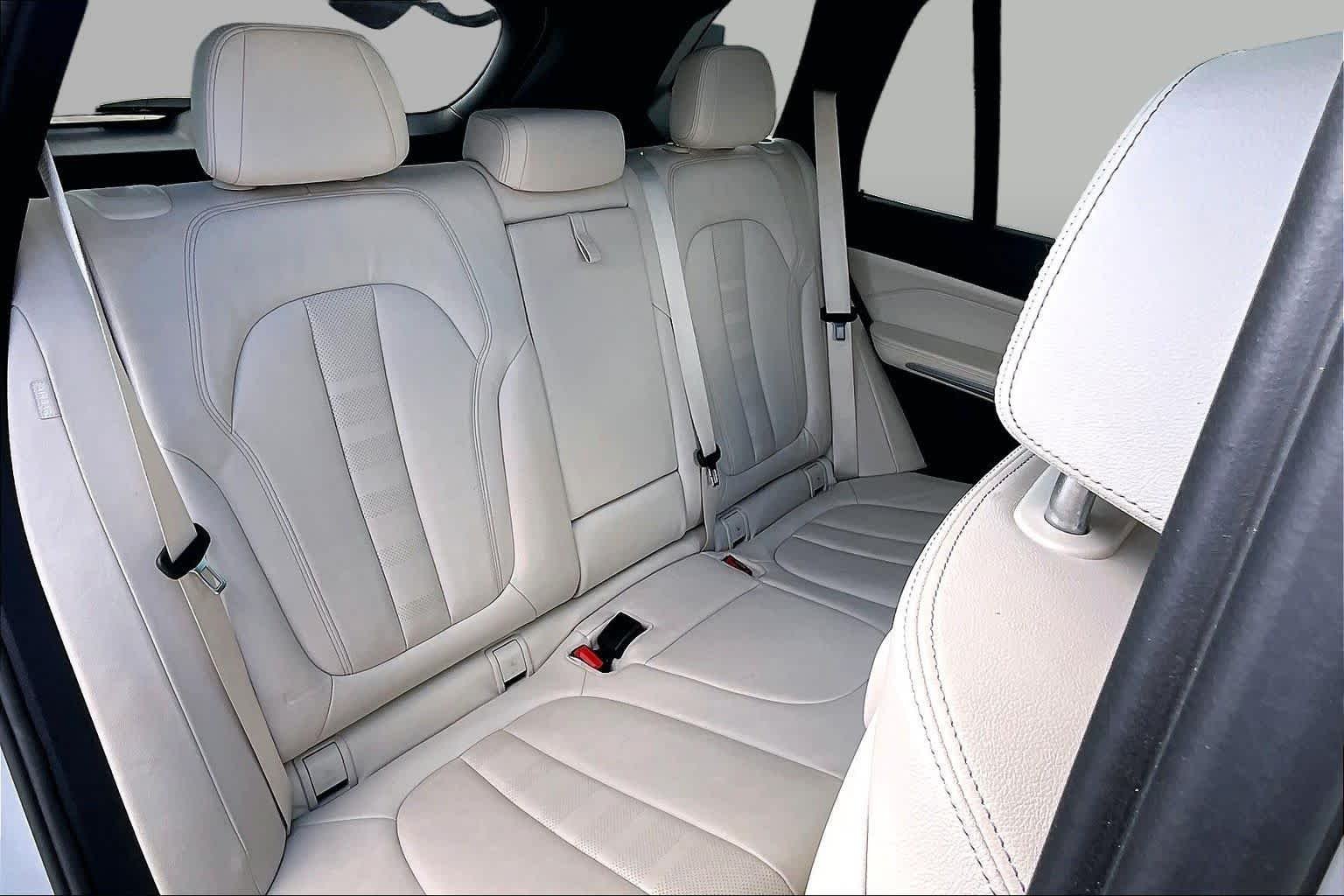 Used 2022 Mineral White Metallic BMW xDrive40i image 20