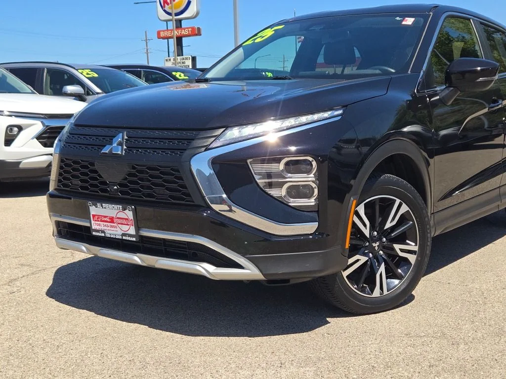 Used 2025 Black Mitsubishi SE image 2