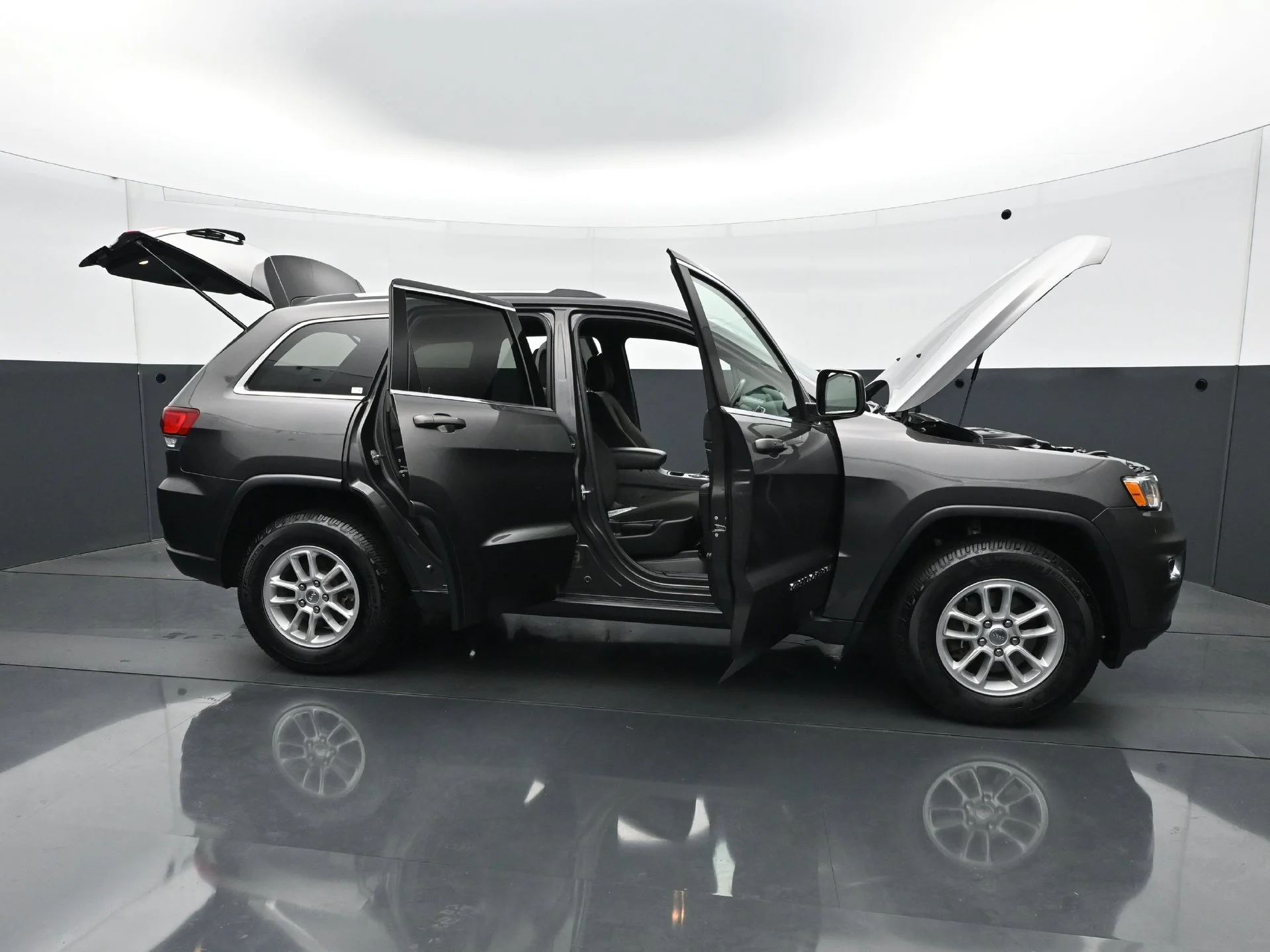 Used 2020 Granite Crystal Metallic Clearcoat Jeep Laredo E image 37