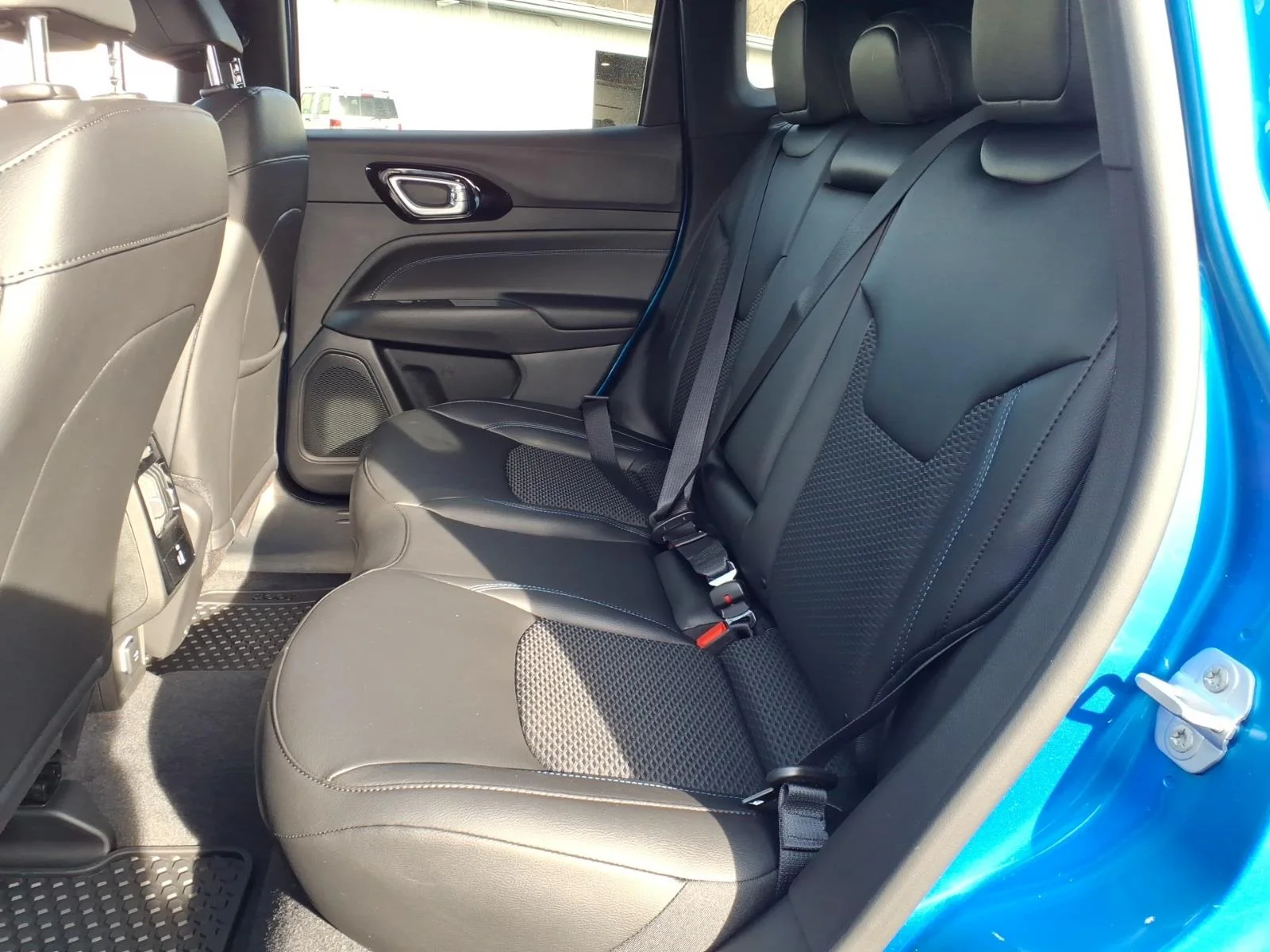 New 2026 Hydro Blue Pearl-Coat Exterior Paint Jeep Latitude image 5