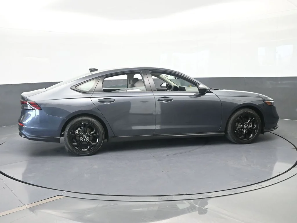 Used 2025 Gray Honda SE image 6