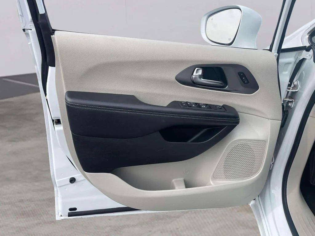 Used 2022 Bright White Clearcoat Chrysler Touring L image 23