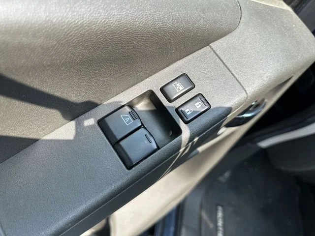 Used 2013 Blue Nissan SV image 17