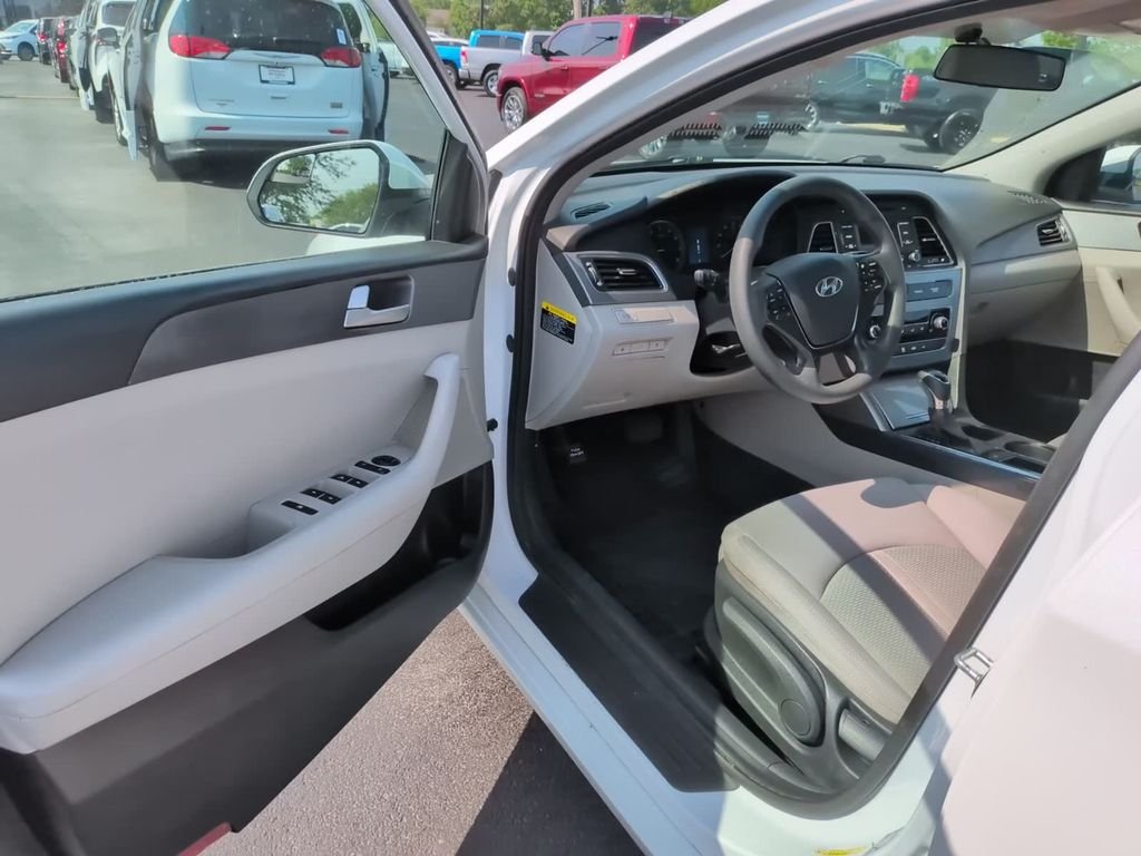 Used 2017 White Hyundai Base image 15
