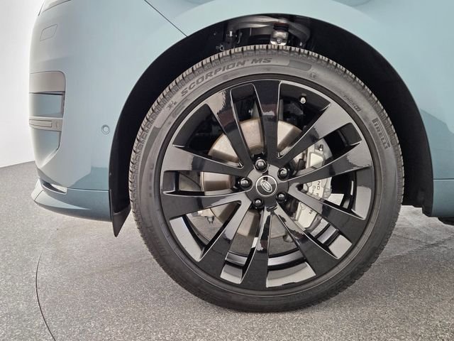 Used 2025 Green Land Rover Dynamic SE image 9