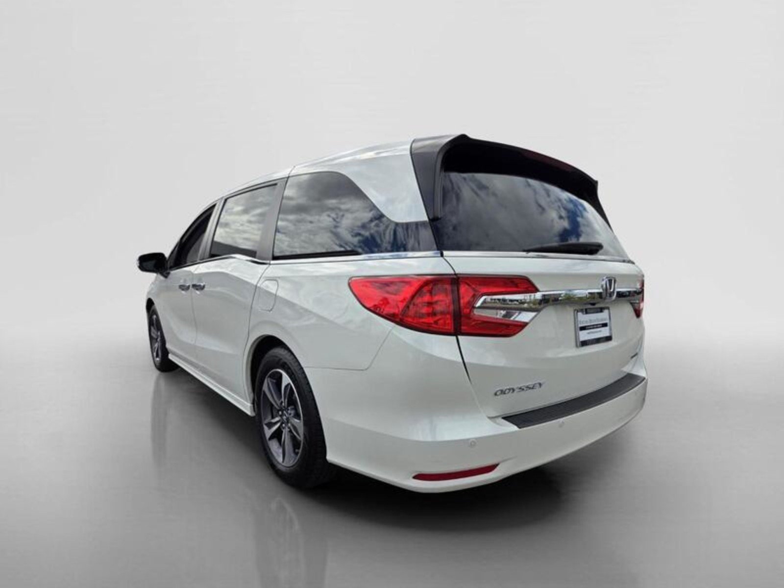 Used 2018 PEARL WHITE Honda Touring image 3
