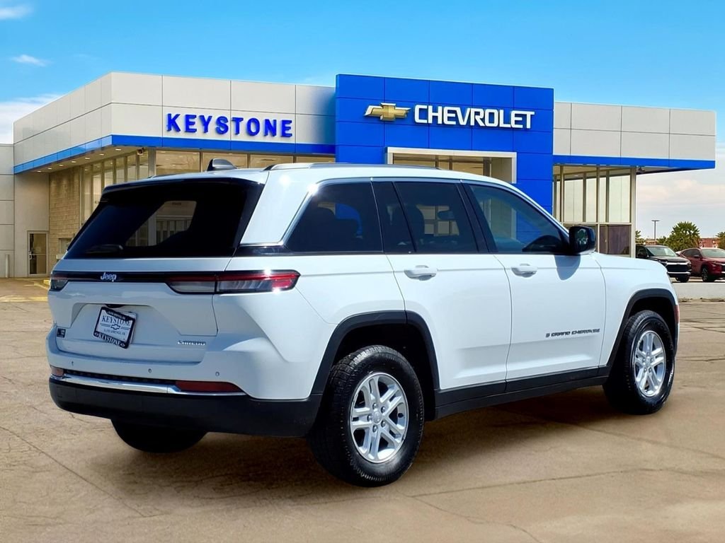 Used 2024 White Jeep Laredo image 7