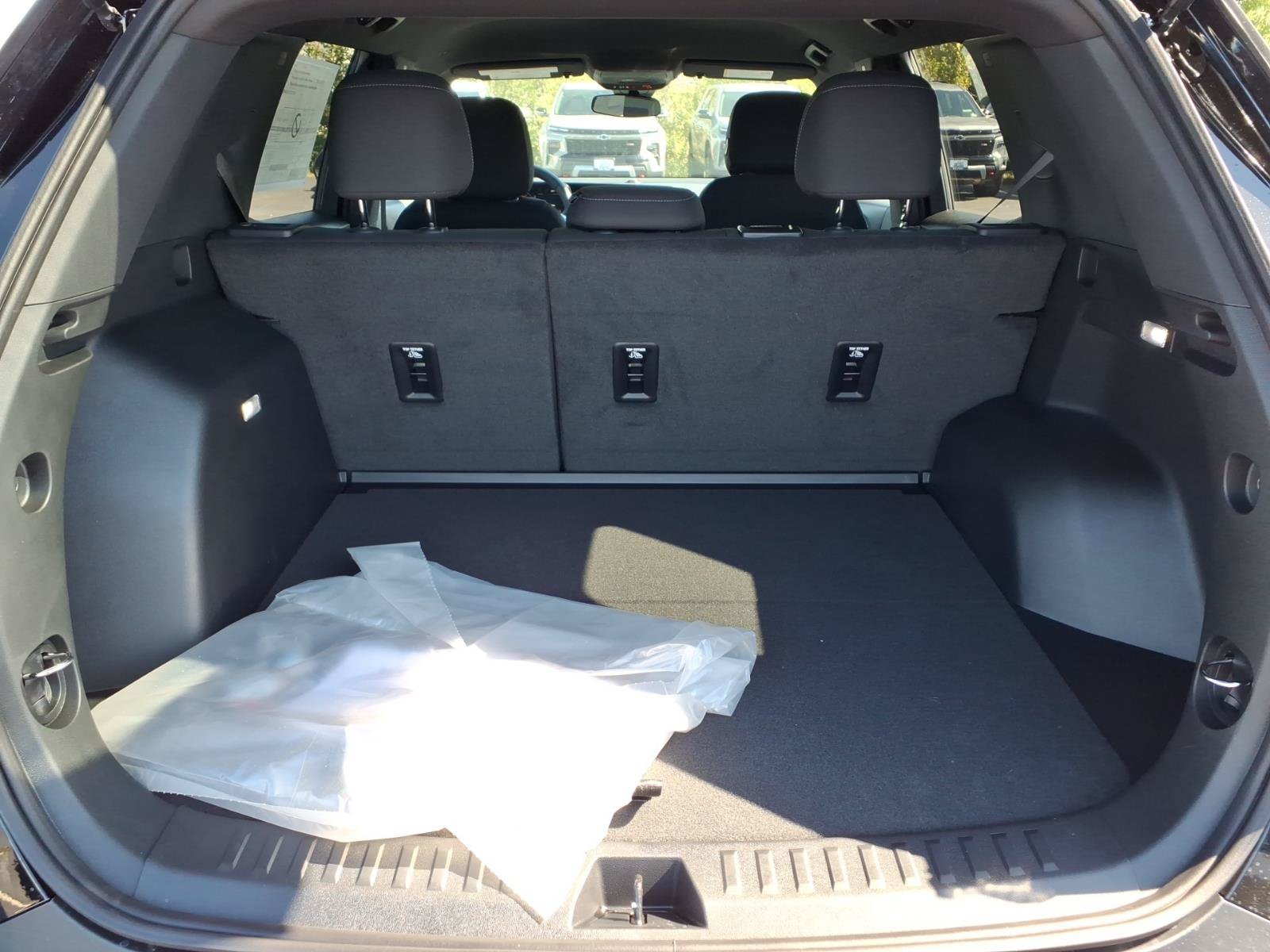 New 2027 Mosaic Black Metallic Chevrolet LT image 17
