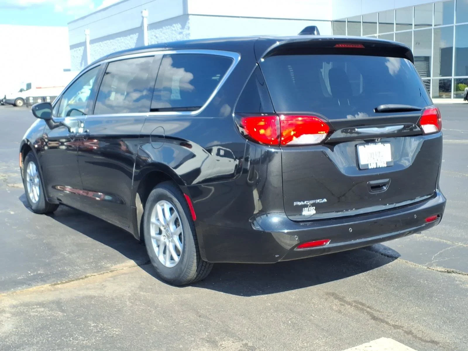 Used 2017 Brilliant Black Crystal Pearlcoat Chrysler Touring image 5