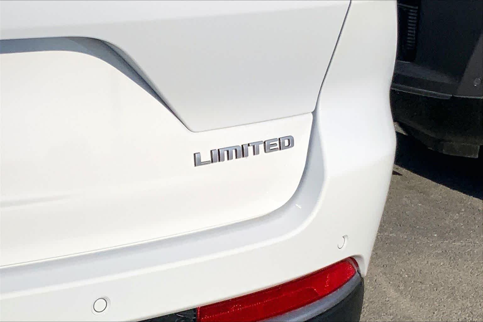 New 2027 Bright White Clear-Coat Paint Jeep Limited image 14