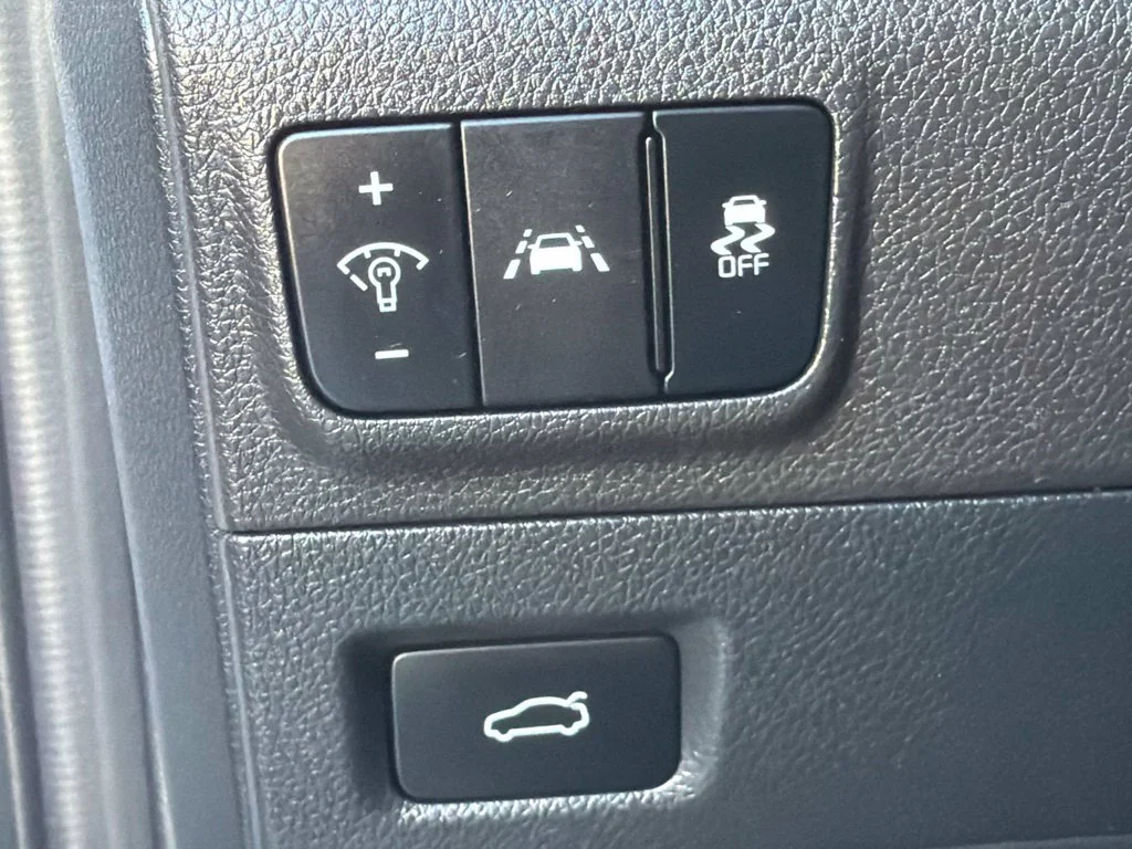 Used 2022 Glacial White Pearl Kia GT-Line image 19