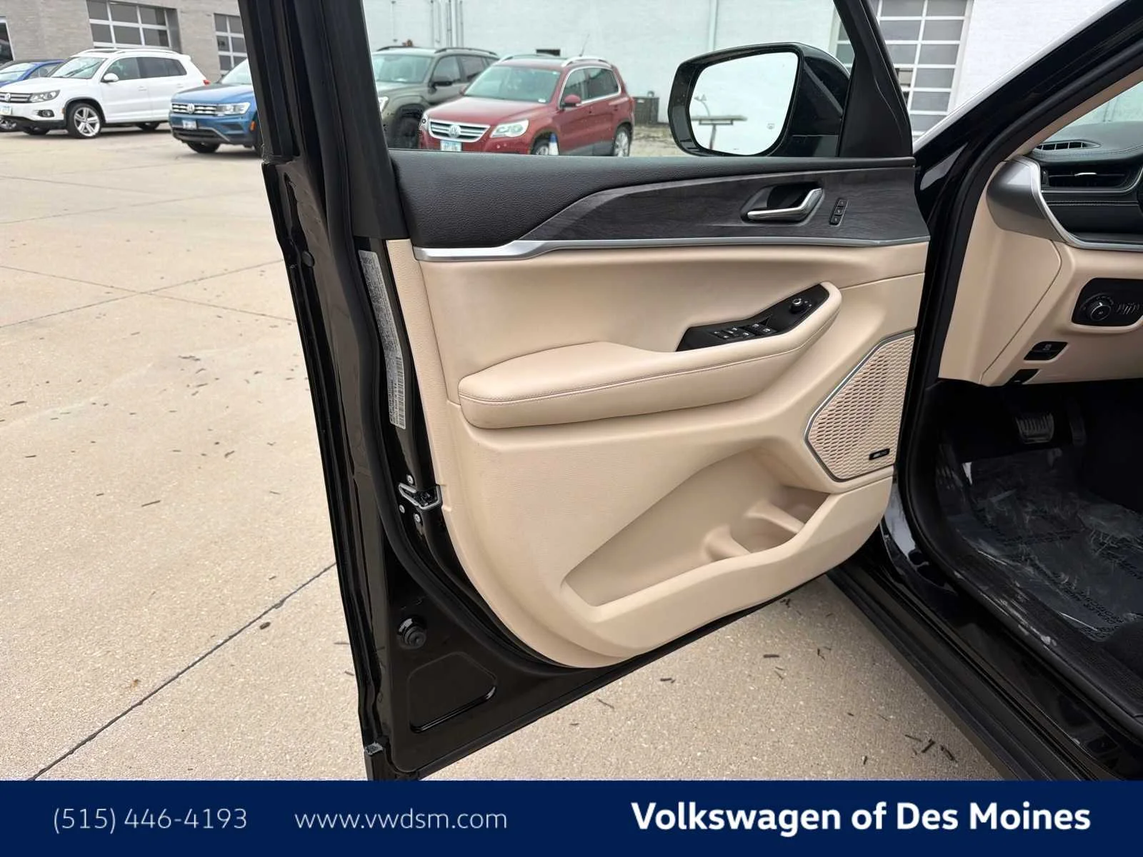 Used 2022 Diamond Black Crystal Pearlcoat Jeep Limited image 21
