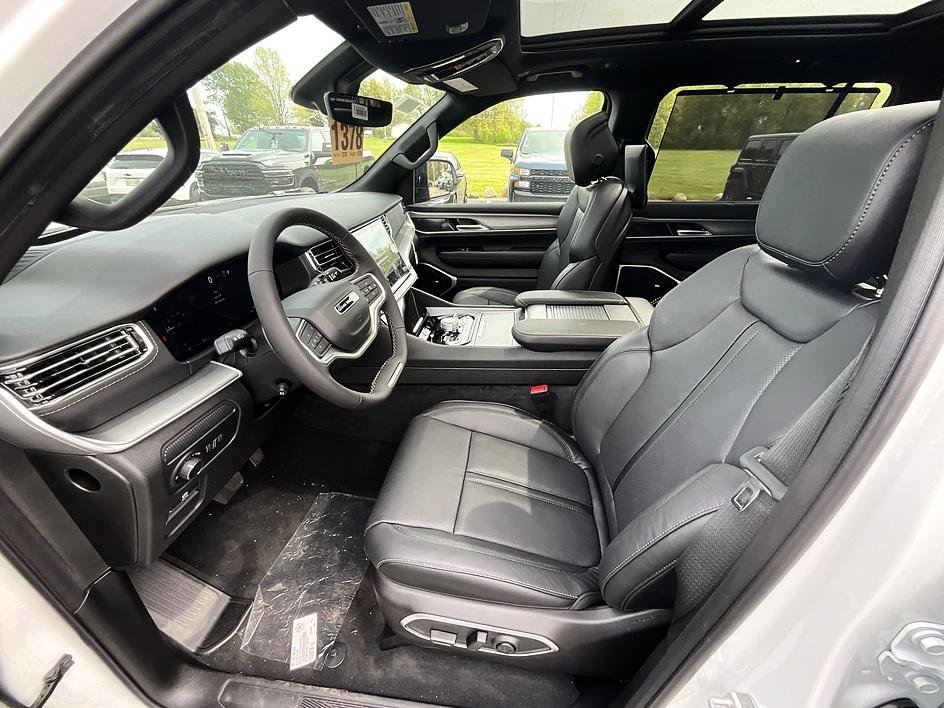 New 2026 Bright White Clear-Coat Exterior Paint Jeep Limited Reserve image 16