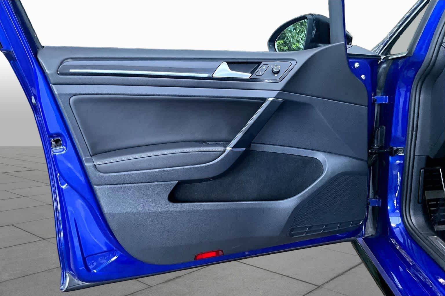 Used 2018 Lapiz Blue Metallic Volkswagen  image 22