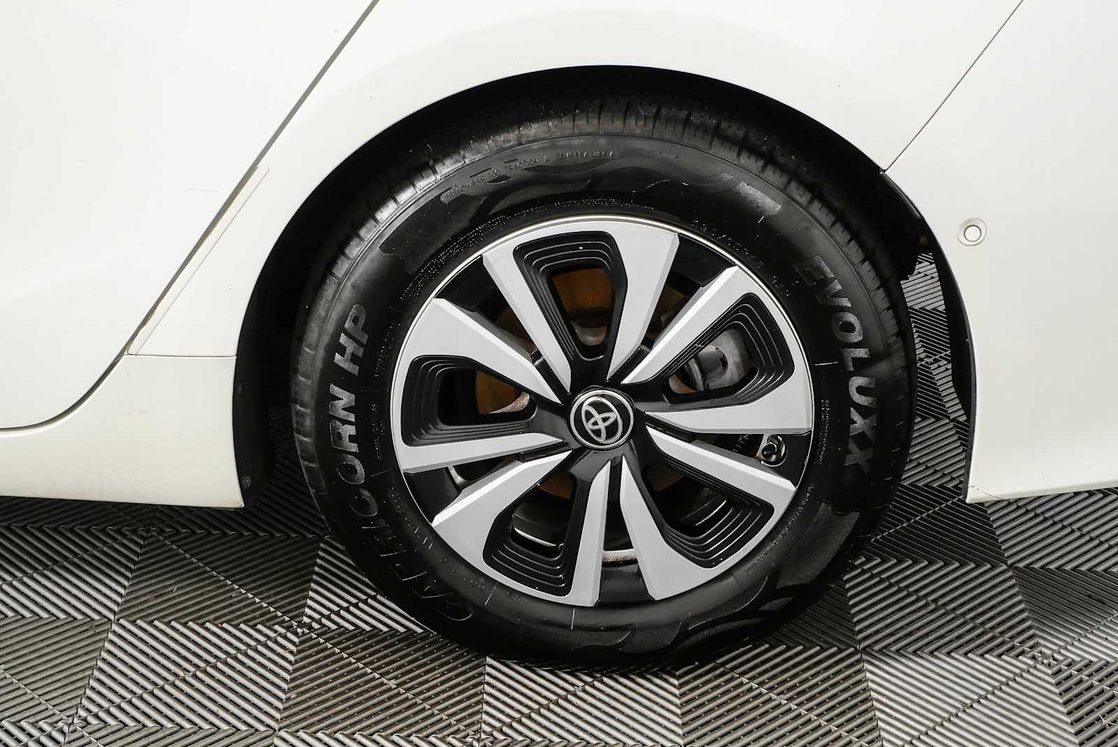 Used 2017 Blizzard Pearl Toyota Advanced image 33