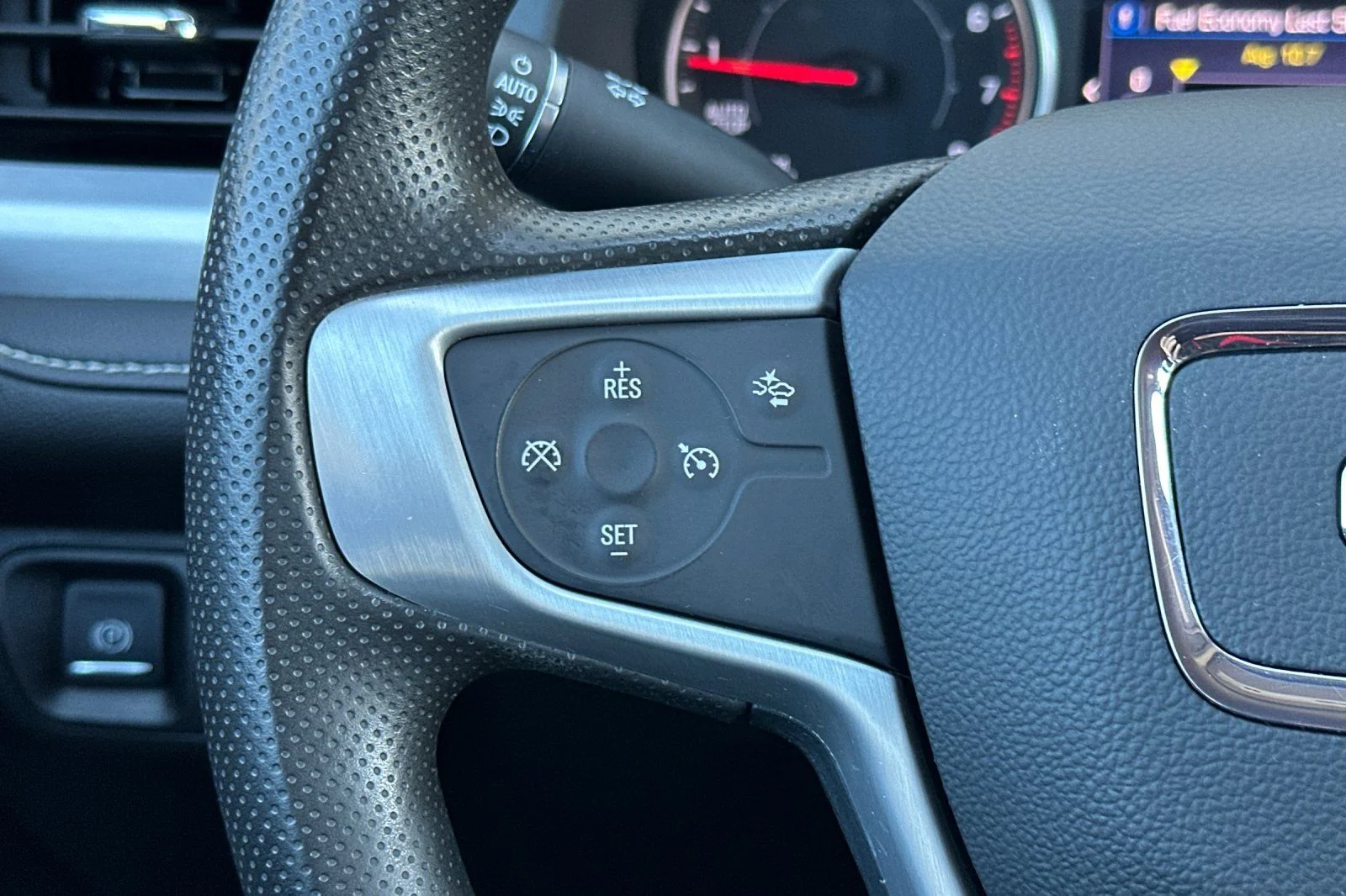 Used 2022 White GMC SLE image 27