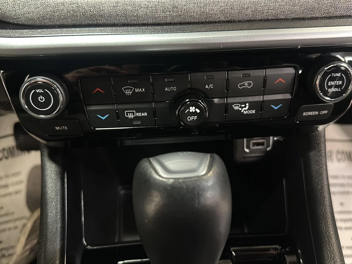 Used 2023 Diamond Black Crystal Pearlcoat Jeep Latitude image 22