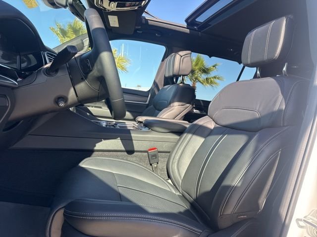New 2026 Bright White Clear-Coat Exterior Paint Jeep Summit Obsidian image 22